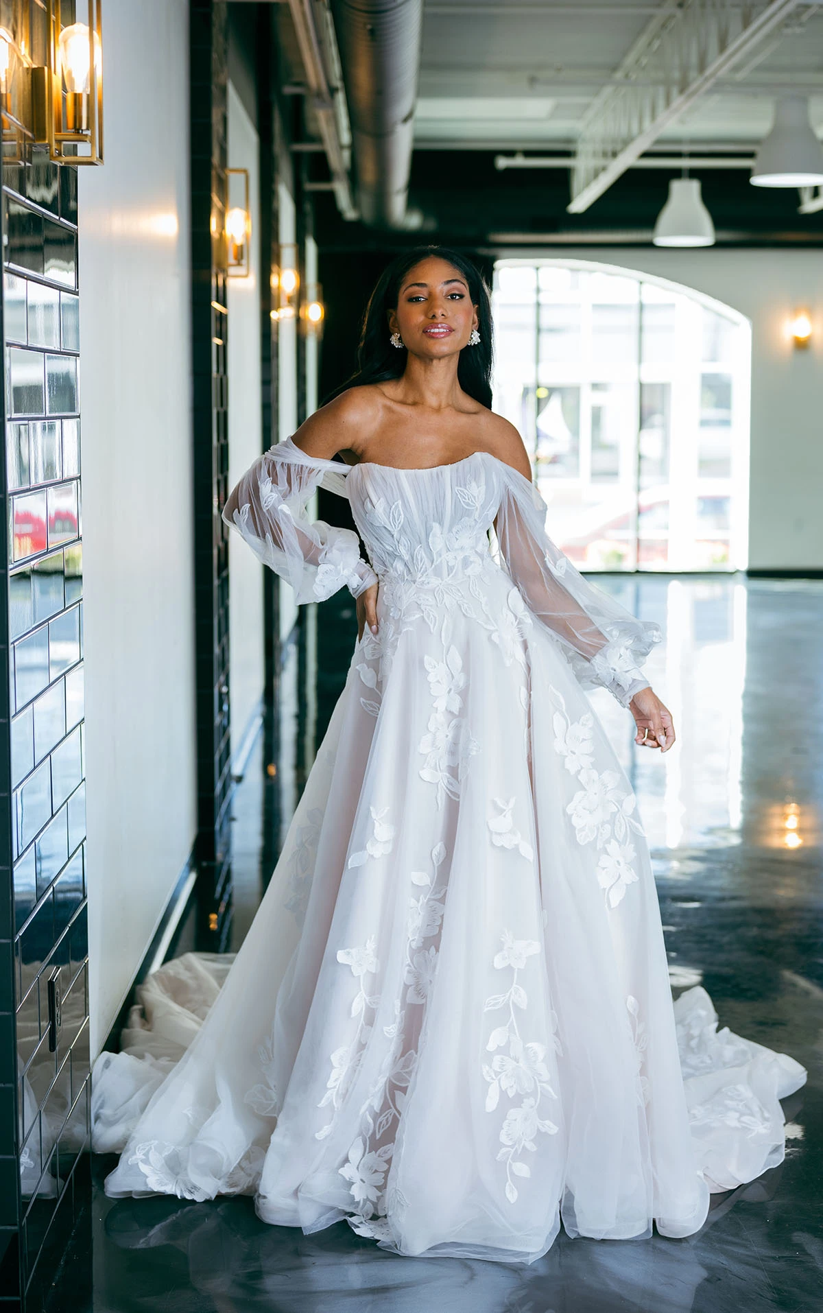 Romantic Strapless Lace A-Line Wedding Dress with Detachable Sleeves