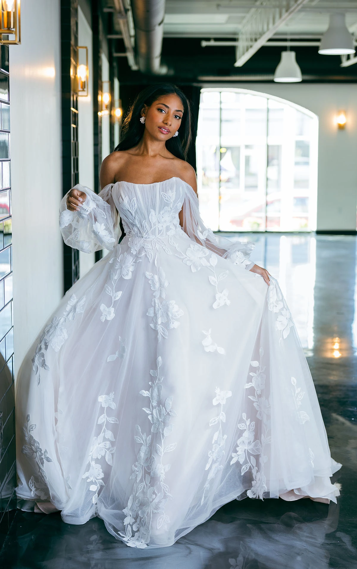 Romantic Strapless Lace A-Line Wedding Dress with Detachable Sleeves - Image 2
