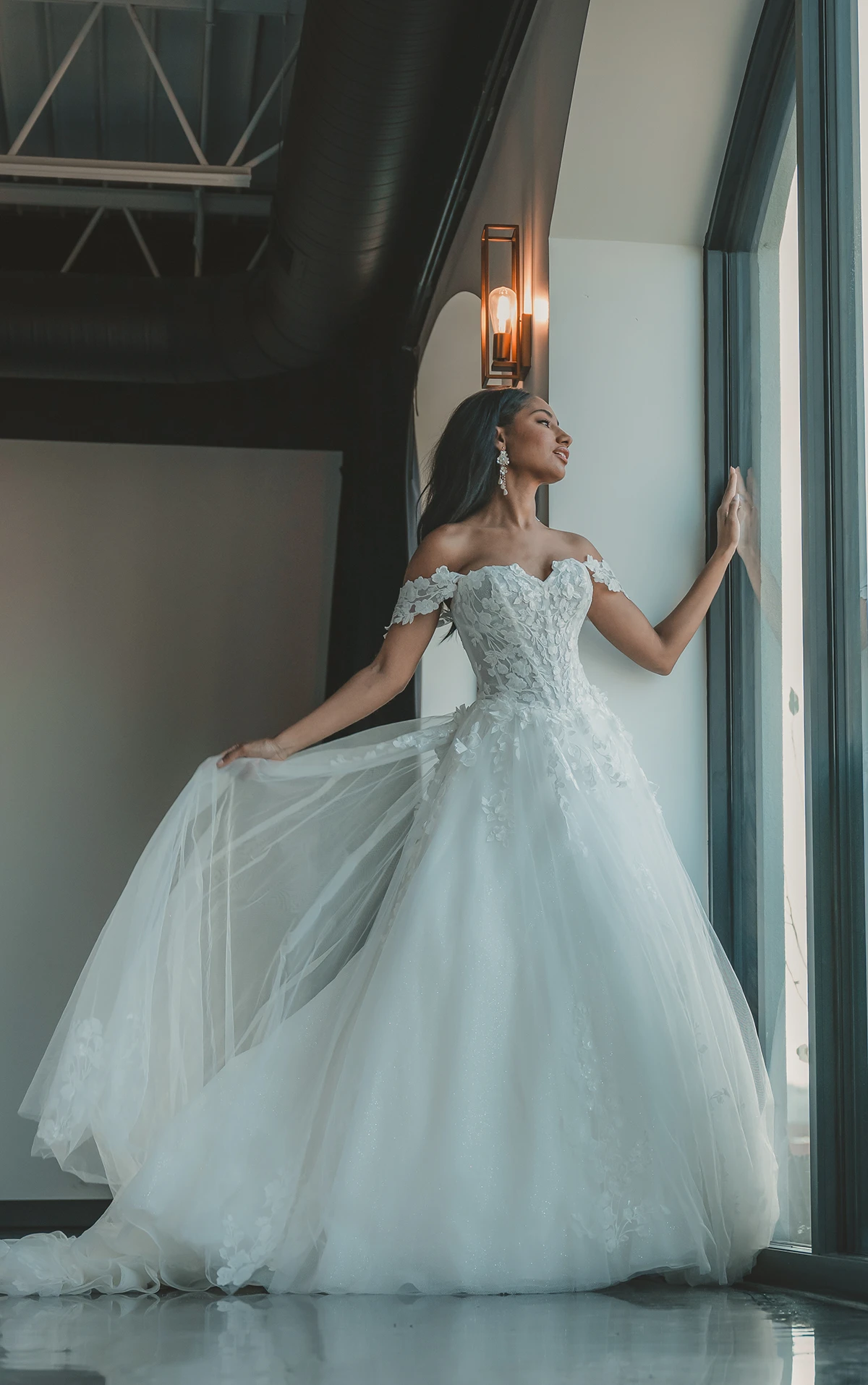 Romantic Princess Ballgown Wedding Dress in Lace and Tulle