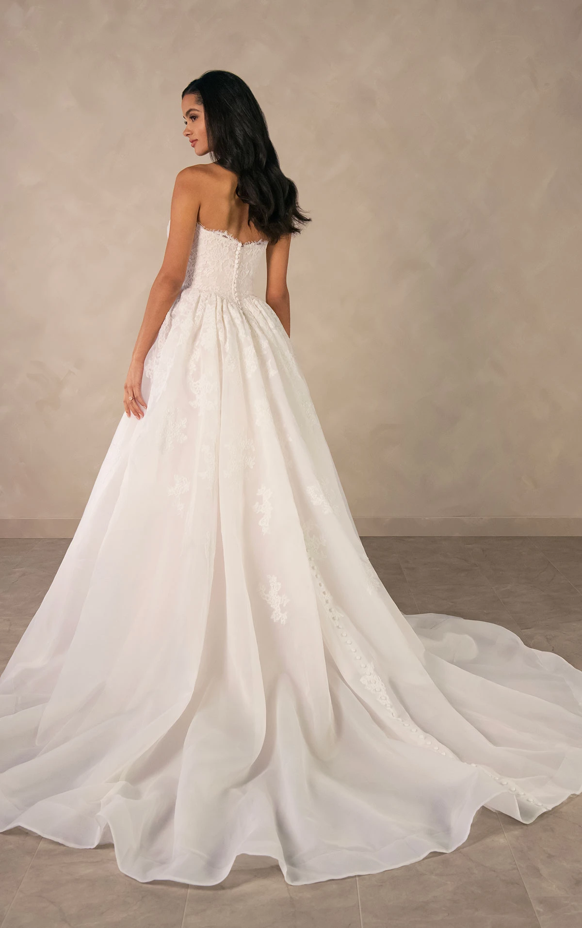 Romantic Lace and Organza Ballgown with Scalloped Sweetheart Neckline - Image 4