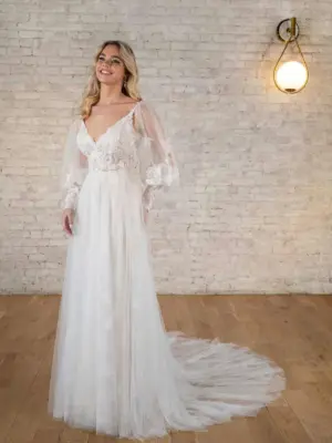 SALE: ROMANTIC LACE AND TULLE A-LINE WEDDING DRESS WITH LOW BACK DETAIL